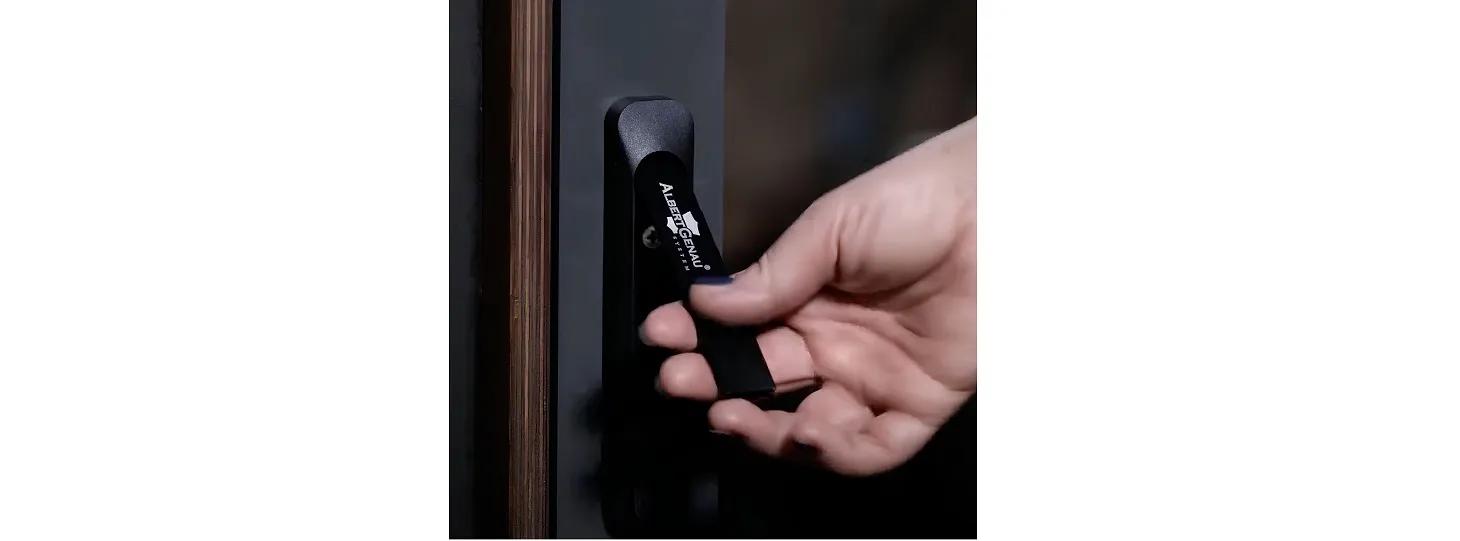 Handle showing Albert Genau logo