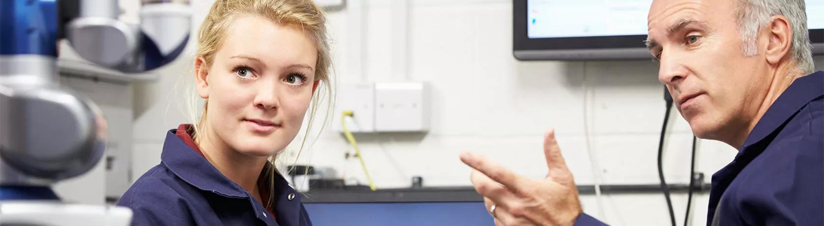 L'ingénieur forme la jeune femme dans l'usine