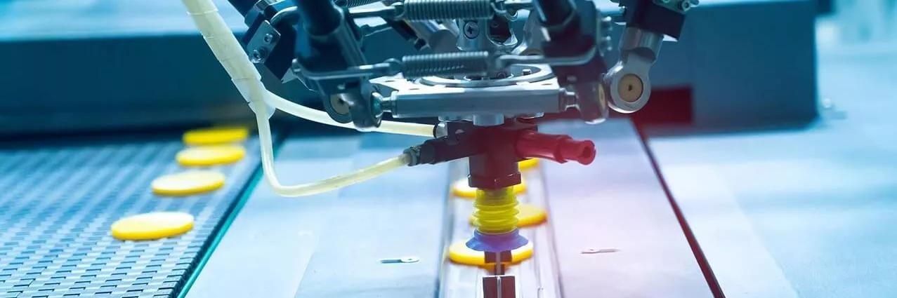 3D-Drucker, der gelbe Plastikgegenstände druckt