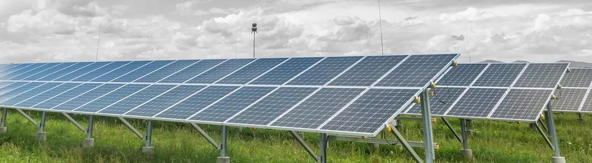 Panneaux solaires dans un champ
