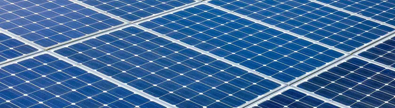 Panneaux solaires reflétant le ciel bleu
