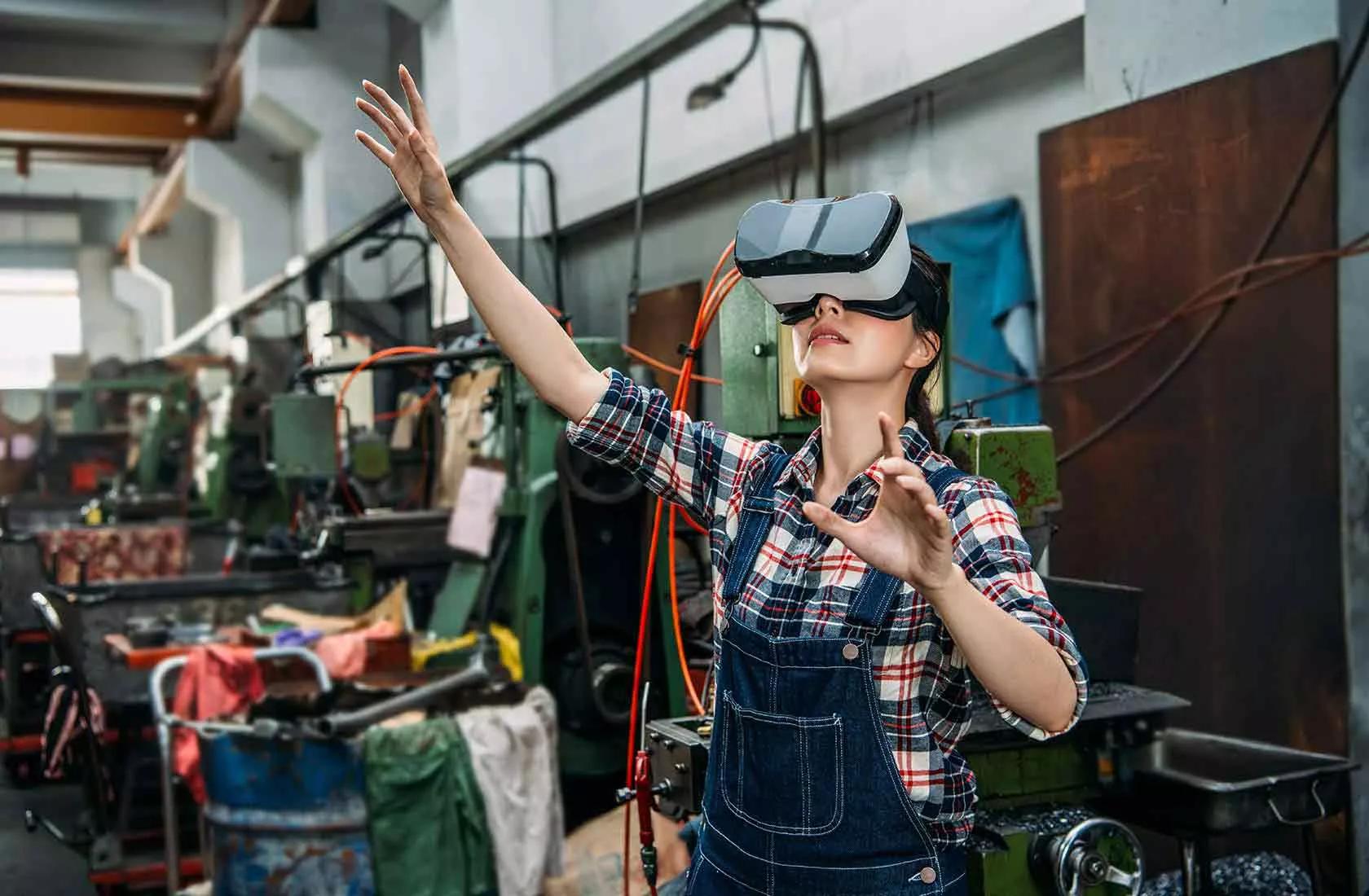 Frau mit VR-Brille in Werkstatt