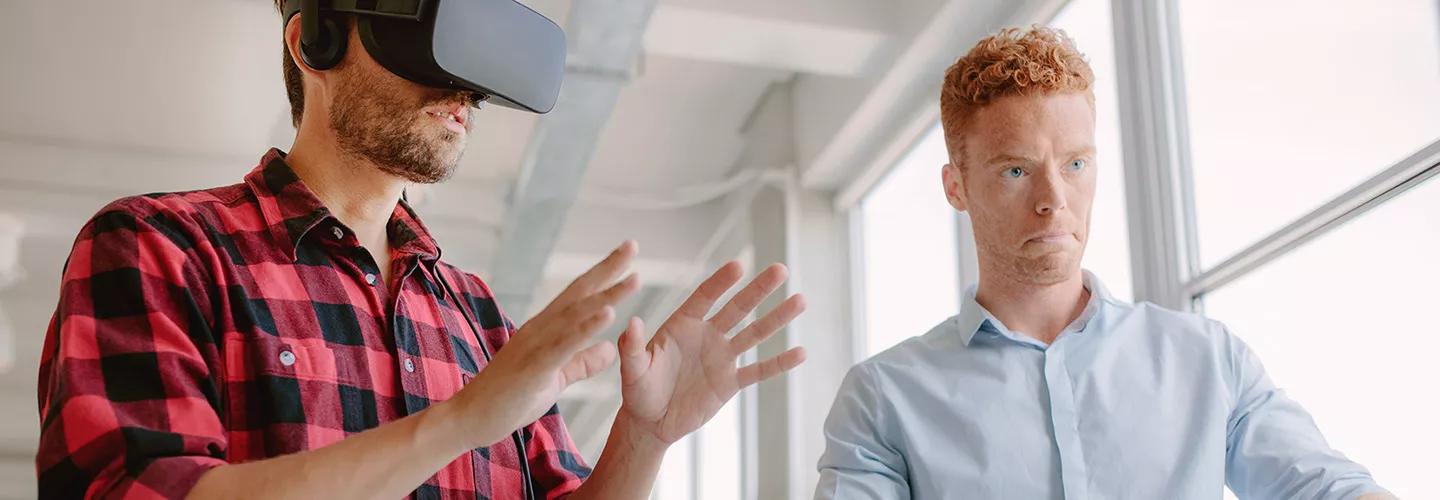 Een man met een VR-headset en in interactie met een virtuele wereld