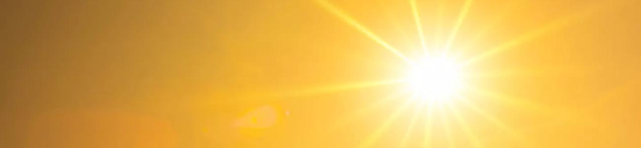 Orangefarbener Himmel mit leuchtender Sonne, die UV-Strahlung ausstrahlt