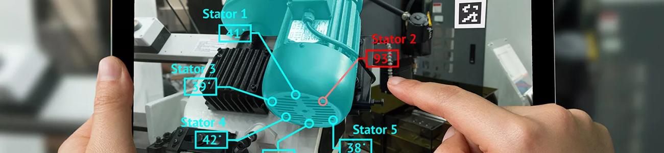 Persoon die augmented reality gebruikt op een tablet