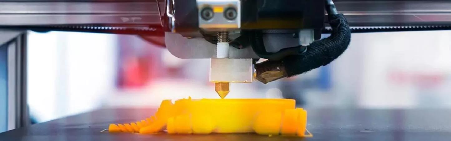 3D-Drucker, der ein gelbes Objekt druckt
