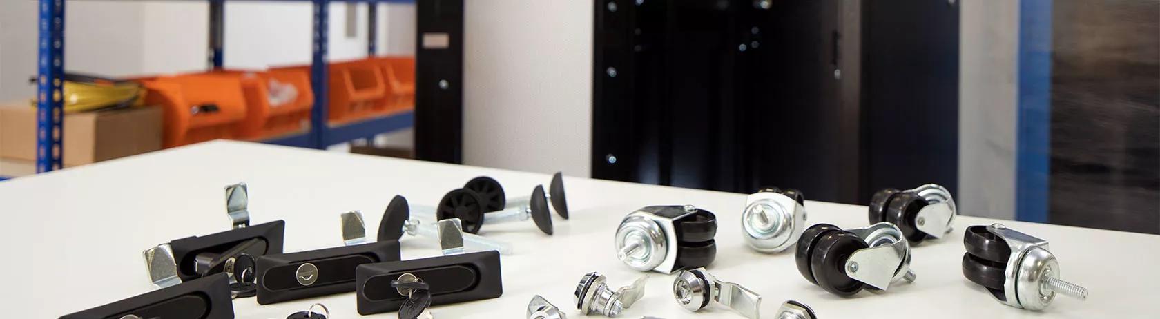 Serrures et verrous sur table blanche dans l'entrepôt