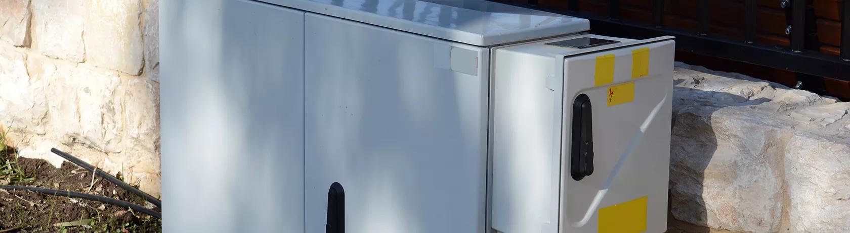 Outdoor cabinet with concealed hinges