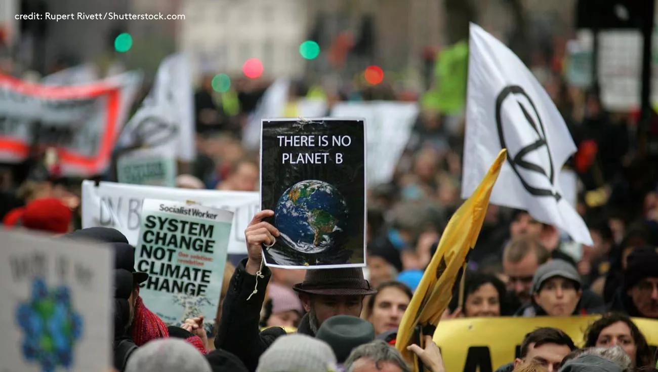 Menschenmenge bei Protest gegen die globale Erwärmung