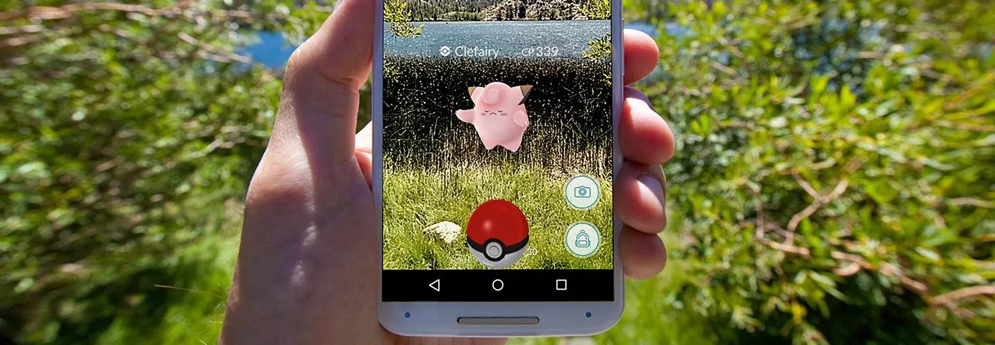 Een persoon gebruikt augmented reality-app Pokemon Go!