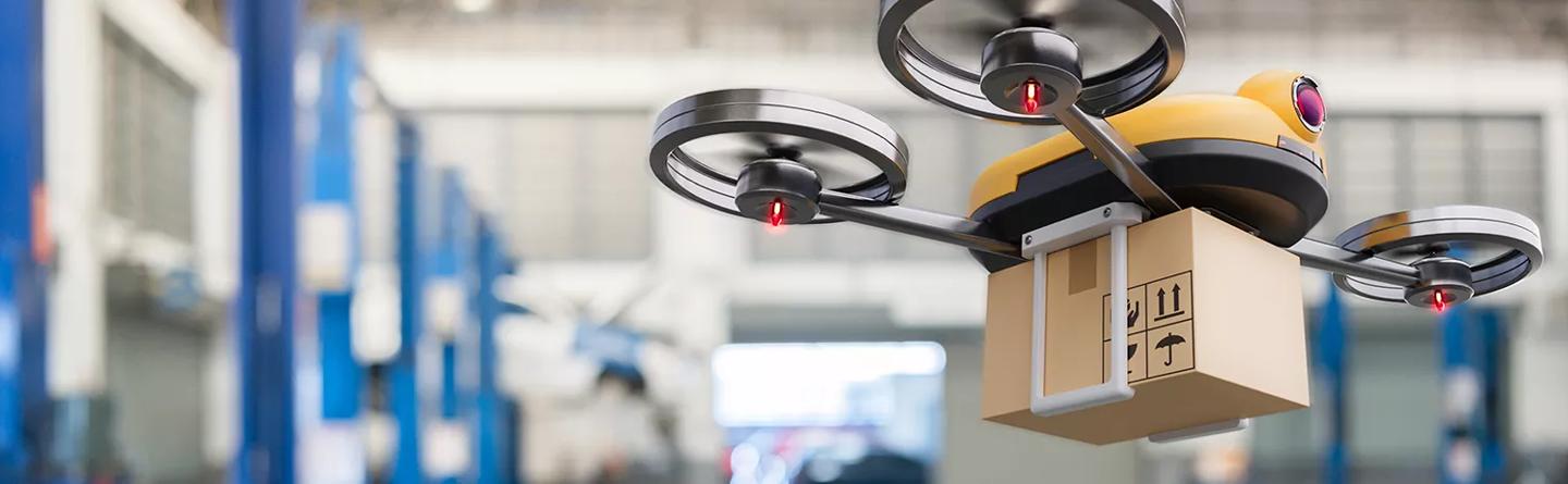 Un drone transporte des colis et vole dans un entrepôt