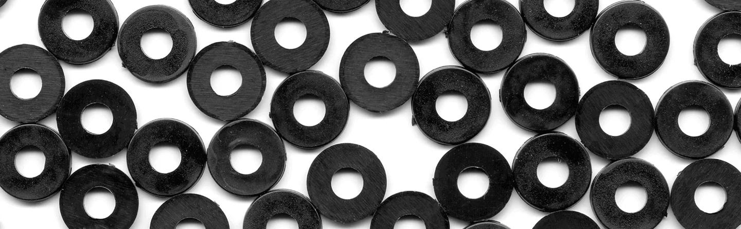 Molte rondelle di protezione nere per componenti di fissaggio
