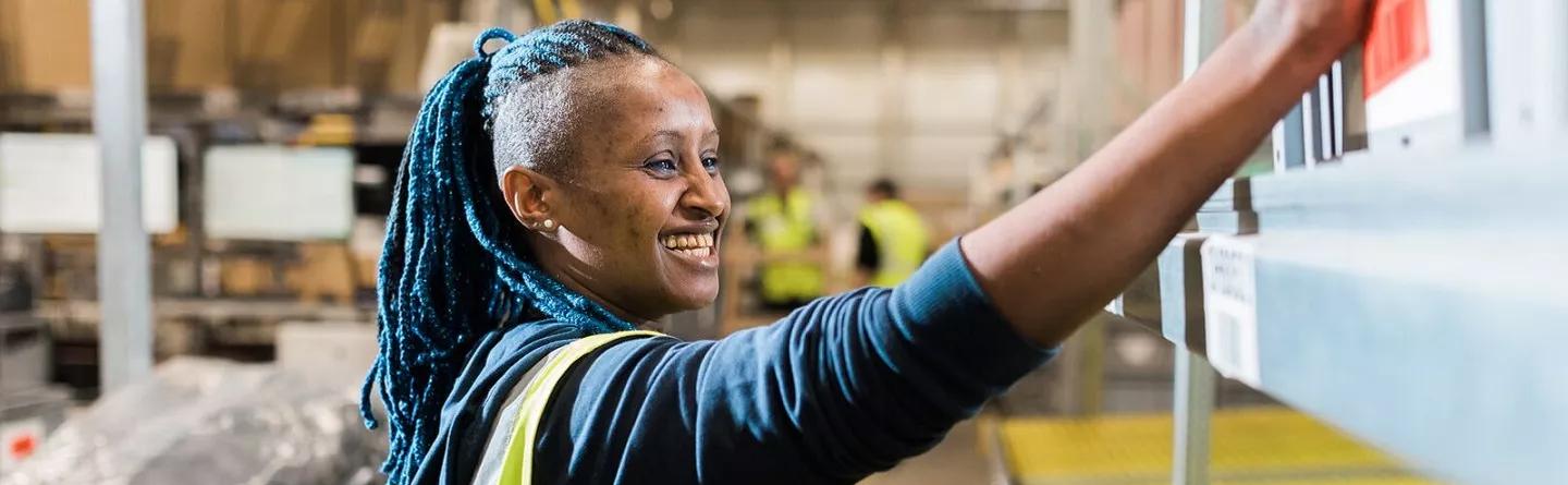 Nettetal employee in warehouse