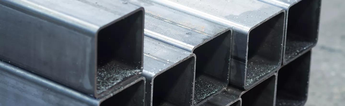 What are the differences between carbon steel and stainless steel?